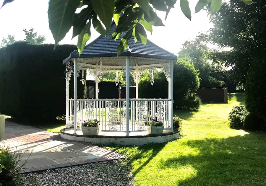 Jak zagospodarować teren wokół altanki, by stworzyć piękny ogród