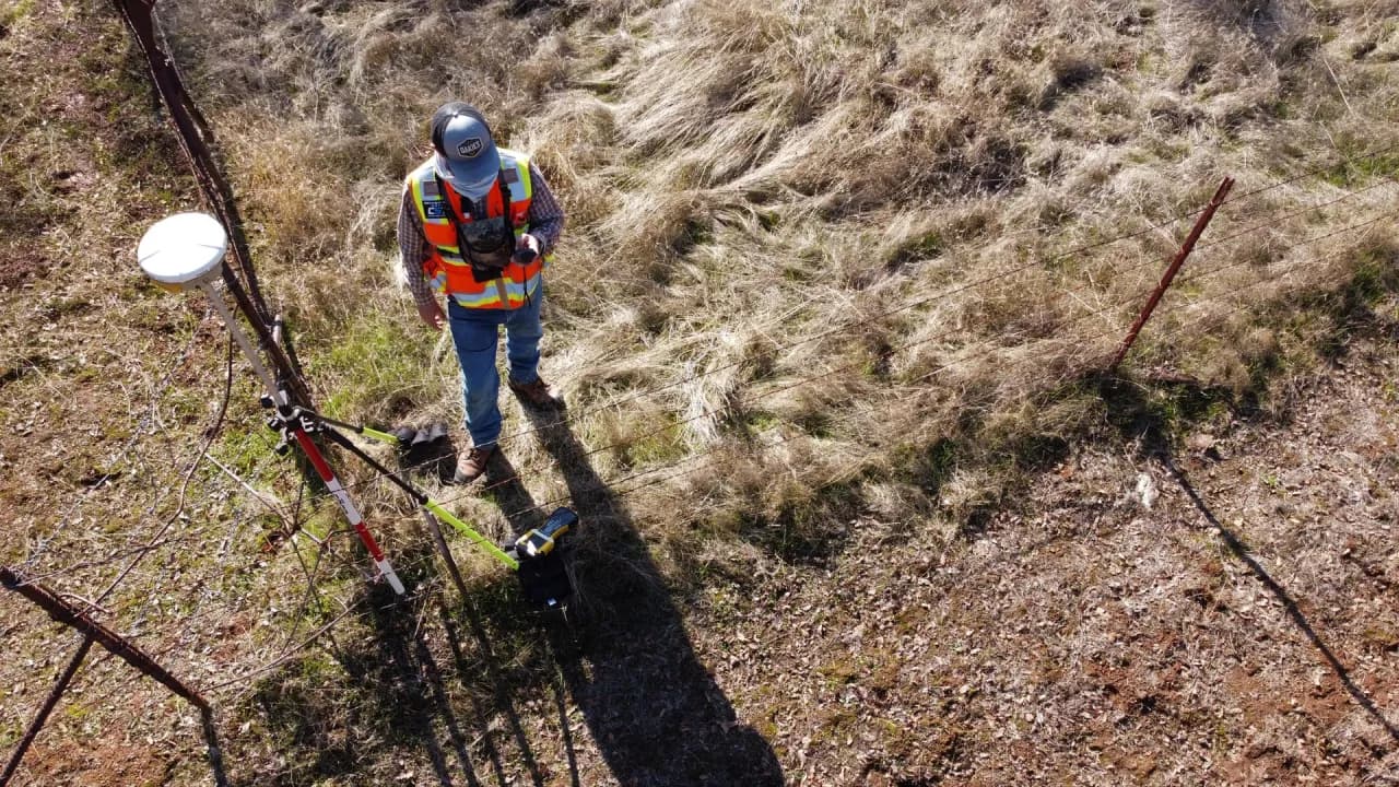Jak geodeta wyznacza granice działki i unika problemów z sąsiadami