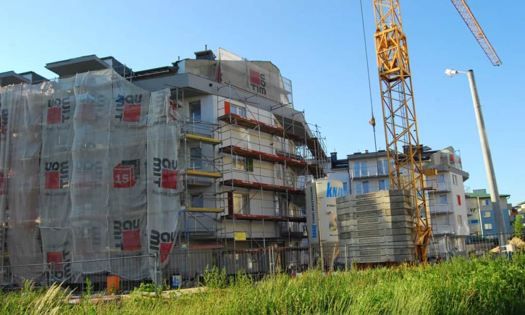 Ile zarabia deweloper na domu? Zaskakujące fakty o zyskach i ryzyku