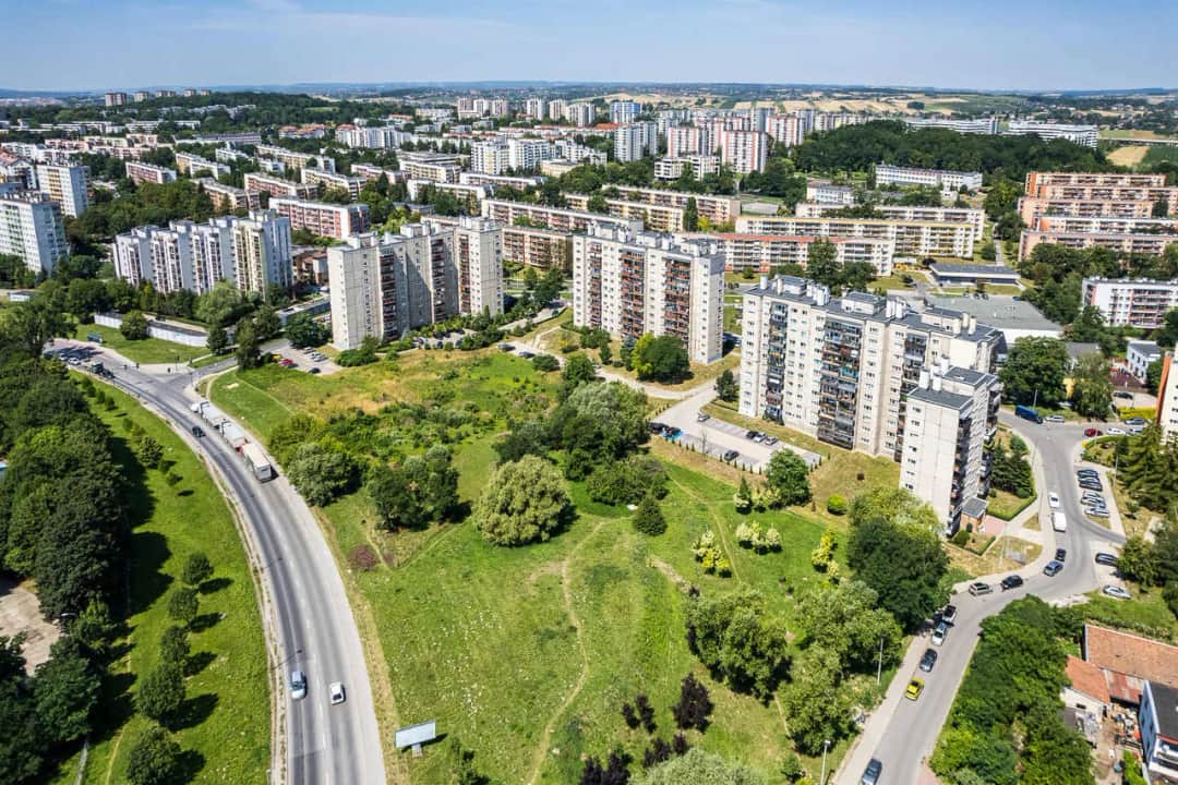 Jak dojechać do osiedla Złotego Wieku w Krakowie - najlepsze opcje komunikacyjne